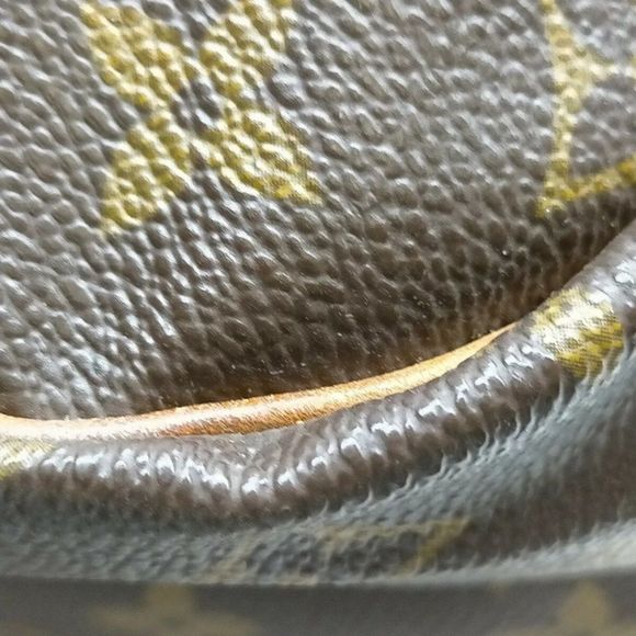 LOUIS VUITTON Authentic
Monogram Saumur 35 Handbag - Picture 6 of 11